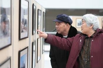 Visitors to an exhibition of Clark expedition and Li Ju photographs at the Ningxia Library in Yinchuan